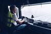 Fahrer am Steuer eines LKW bei der Arbeit