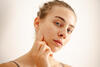 Junge mit Rosacea im Gesicht