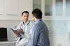 Patient im Gespräch mit seinem Arzt