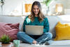 Junge Frau am Laptop