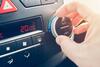 Person stellt Klimaanlage im Auto ein