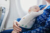 Baby im Flugzeug auf dem Schoss der Mama