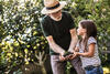 Opa und Enkelin im Garten