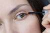 Frau benutzt Wimpernserum