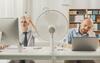 Zwei Männer sitzen bei Hitze im Büro vor einem Ventilator