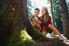 Kinder entdecken im Wald Pflanzen und Insekten mit einer Lupe